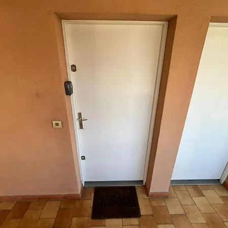 Beachside T2 With Balcony & Free Parking Apartment *