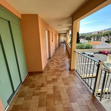 Beachside T2 With Balcony & Free Parking Sainte-Maxime